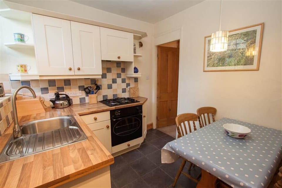 Fridge, cookware/dishes/utensils