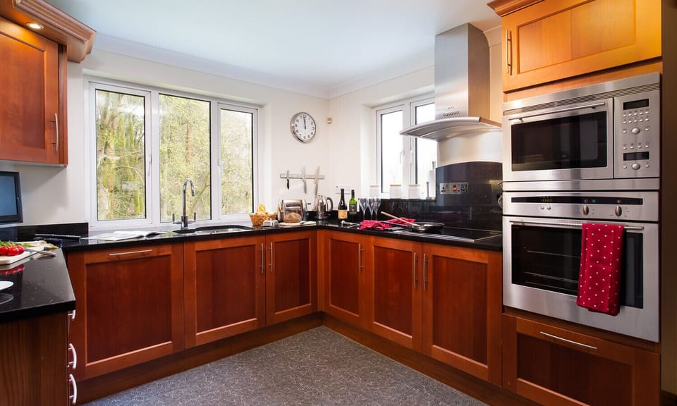 Fridge, dishwasher, cookware/dishes/utensils