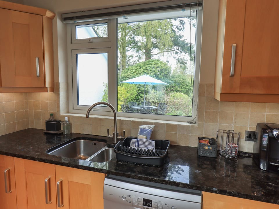 Cottage | Private kitchen | Fridge, dishwasher, cookware/dishes/utensils