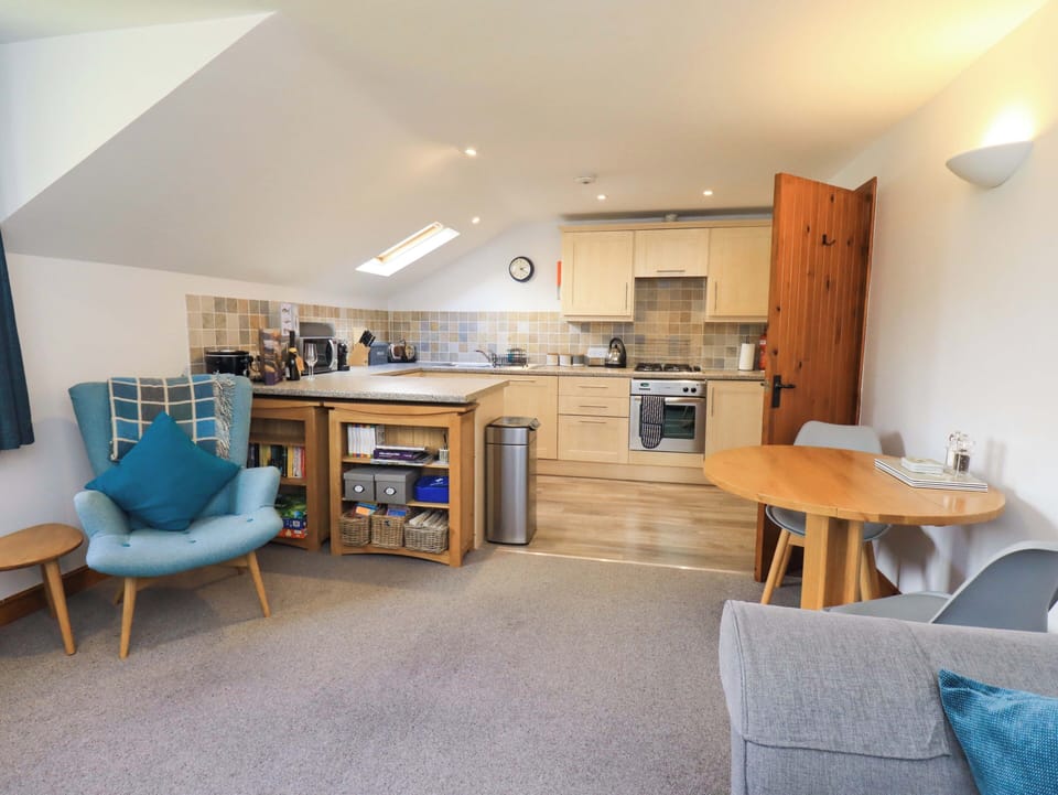 Fridge, dishwasher, cookware/dishes/utensils