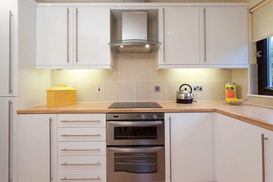 Cottage | Private kitchen | Fridge, dishwasher, cookware/dishes/utensils