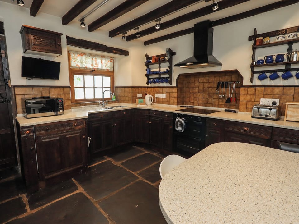 Cottage | Private kitchen | Fridge, dishwasher, cookware/dishes/utensils