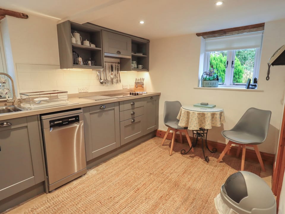 Cottage | Private kitchen | Fridge, dishwasher, cookware/dishes/utensils