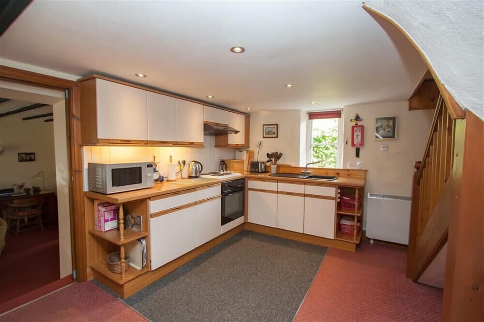 Fridge, cookware/dishes/utensils