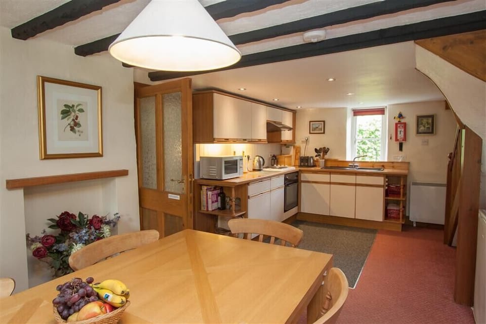 Fridge, cookware/dishes/utensils