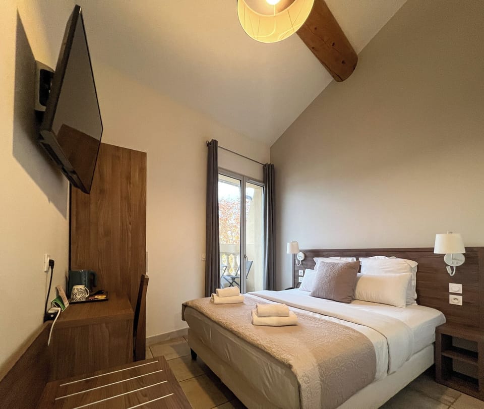 Classic Double Room | In-room safe, desk, soundproofing, iron/ironing board