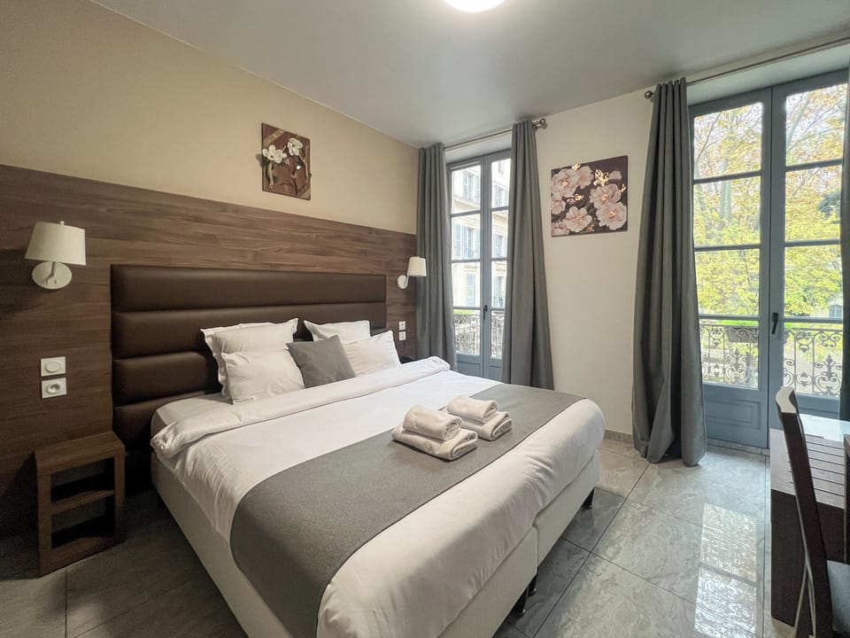 Superior Double Room | In-room safe, desk, soundproofing, iron/ironing board