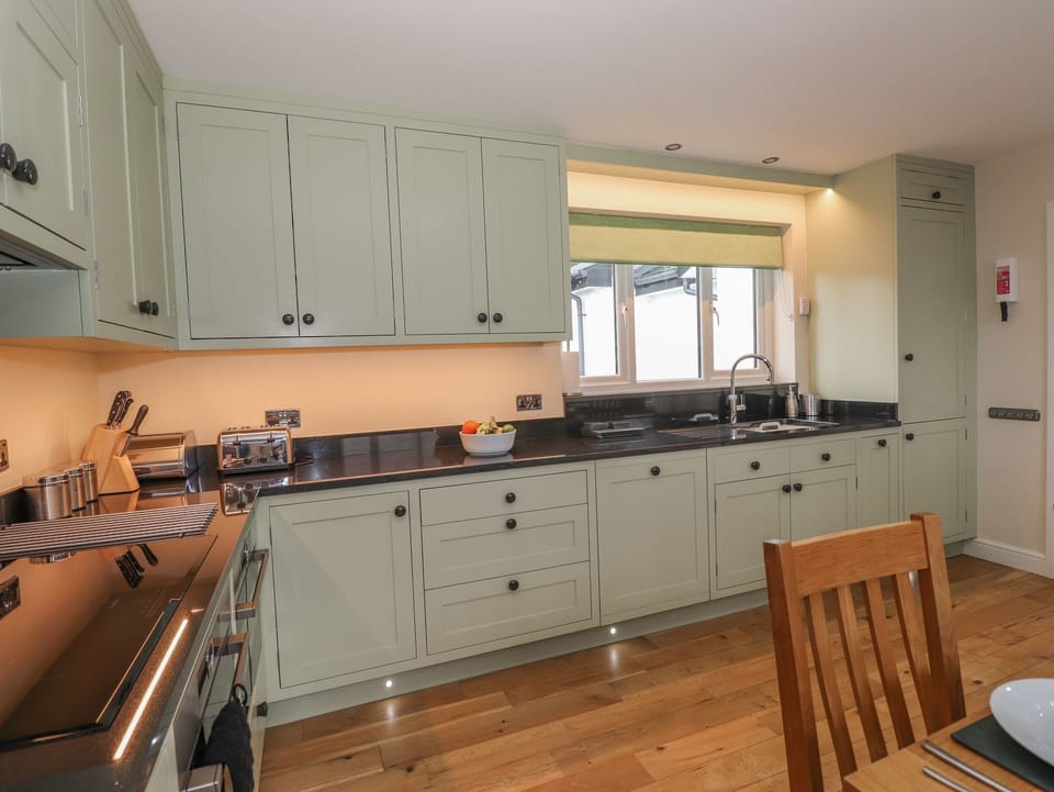 Fridge, dishwasher, cookware/dishes/utensils