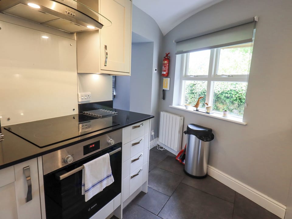 Cottage | Private kitchen | Fridge, dishwasher, cookware/dishes/utensils