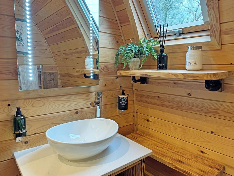 Shower room | Lakeview Lodge - Hillcroft Farm Pods, Crowhurst