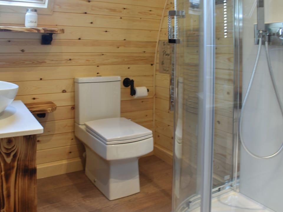 Shower room | Lakeview Lodge - Hillcroft Farm Pods, Crowhurst