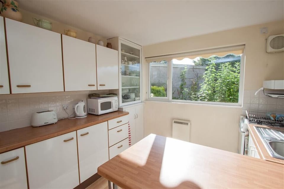 Fridge, cookware/dishes/utensils