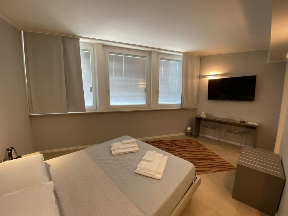 Deluxe Double Room | Minibar, in-room safe, desk, blackout drapes