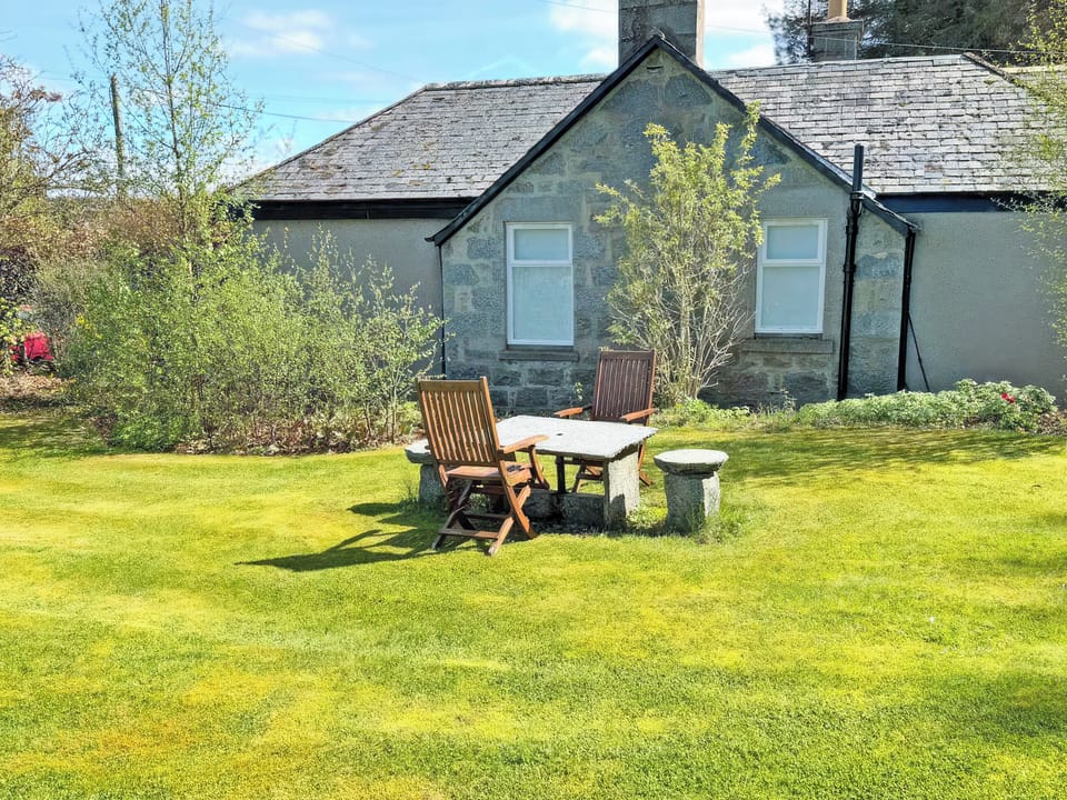 Sitting-out-area | Elizabeth Lodge, Alford
