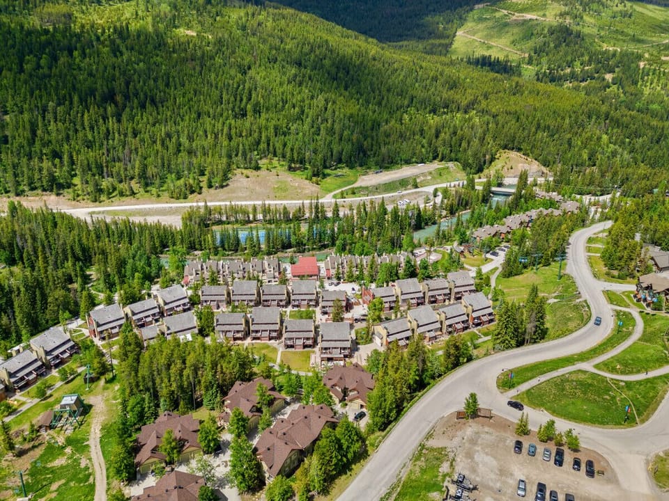 Exterior of Horsethief Lodges in the summer, with easy access to mountain biking trails, outdoor pools & more.