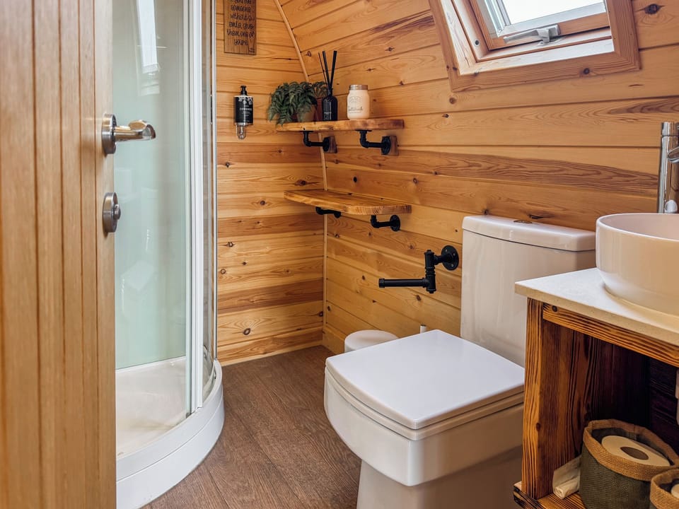 Shower room | Hayfield Haven - Hill Croft Farm Pods, Crowhurst