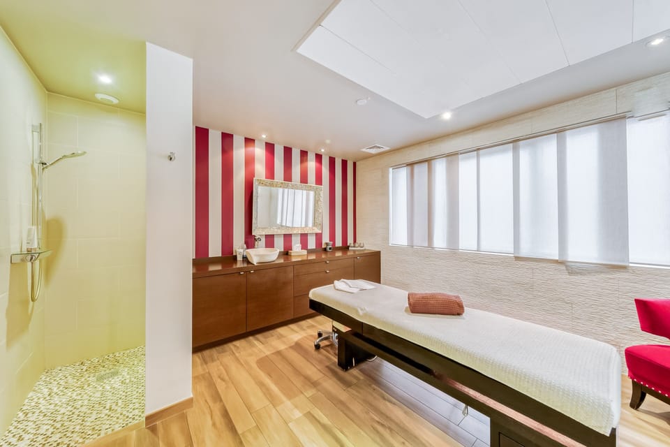 Couples treatment rooms, body treatments, hydrotherapy, aromatherapy