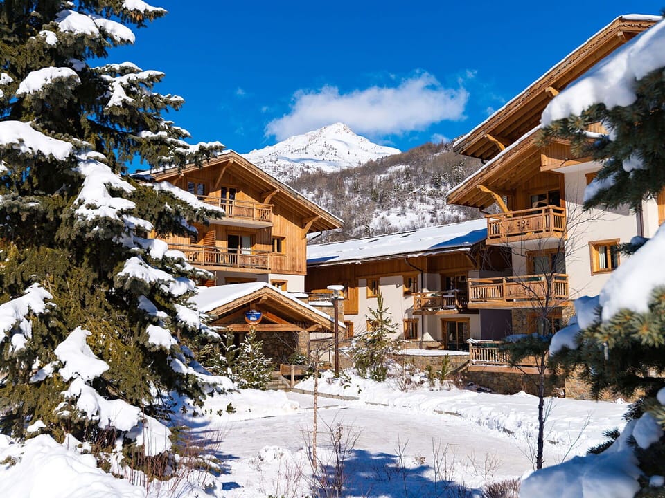 Sky, Snow, Cloud, Mountain, Building, Window, Tree, Slope, House, Plant