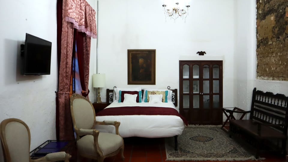 Suite | Down comforters, pillowtop beds, minibar, in-room safe