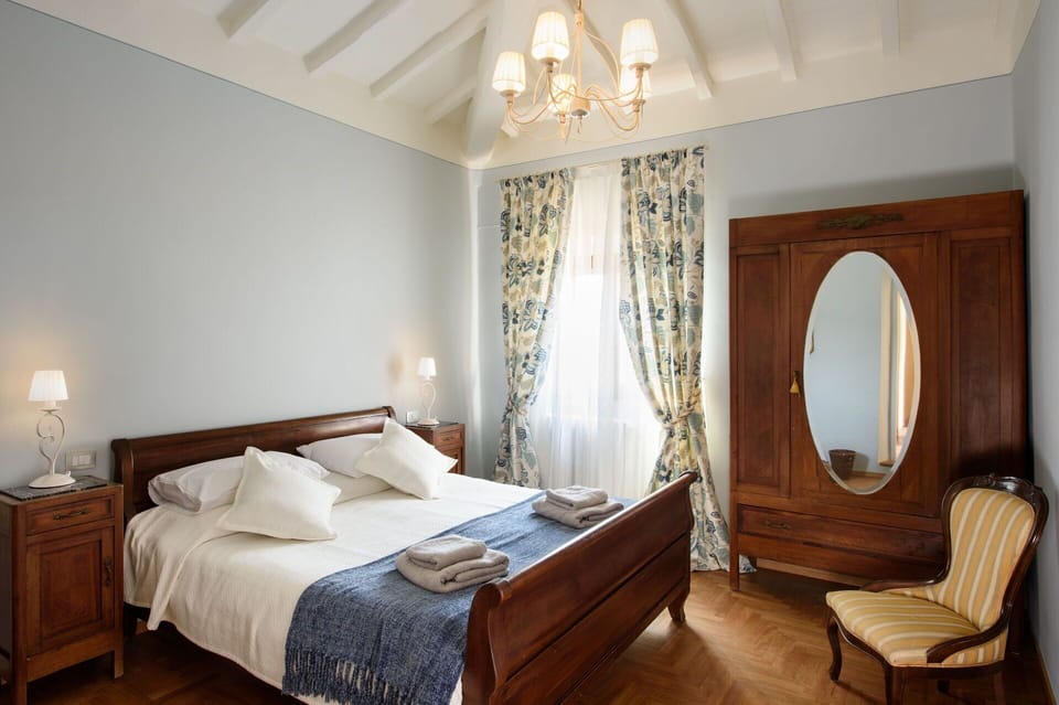 Furniture, Mirror, Property, Building, Comfort, Wood, Lighting, Interior Design, Lamp, Bed