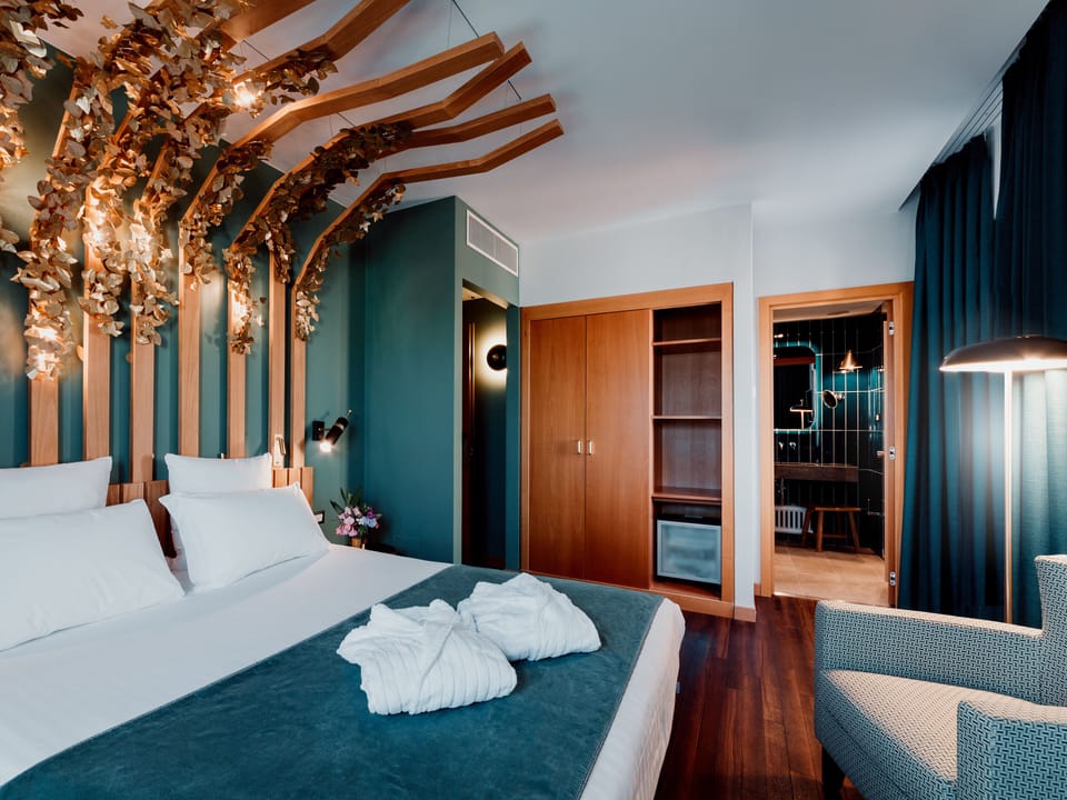 Premium bedding, down comforters, minibar, in-room safe