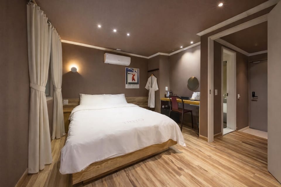 Standard Double Room, 1 Double Bed | Premium bedding, down comforters, pillowtop beds, desk