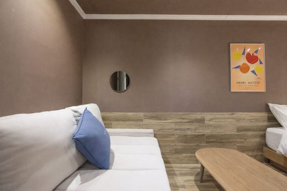 Deluxe Room(Bathtub, Lounge Furniture included) | Premium bedding, down comforters, pillowtop beds, desk