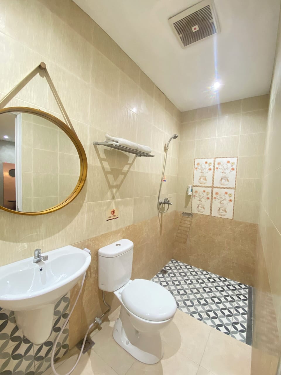 Shower, free toiletries, bidet, towels