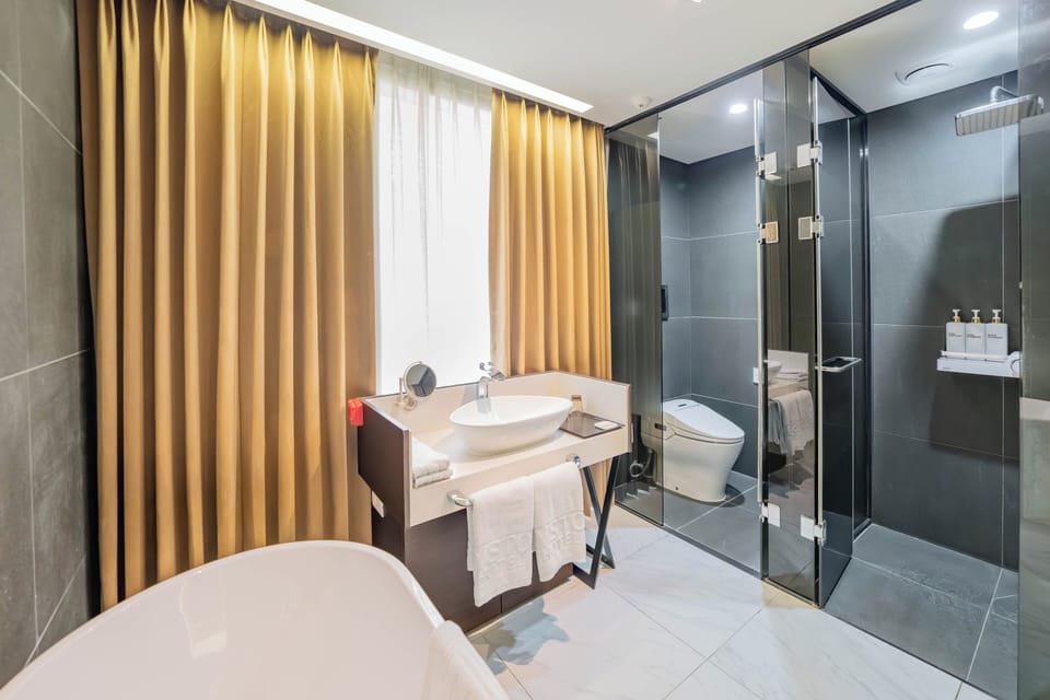 Superior Twin Room, Non Smoking | Bathroom | Rainfall showerhead, free toiletries, hair dryer, slippers
