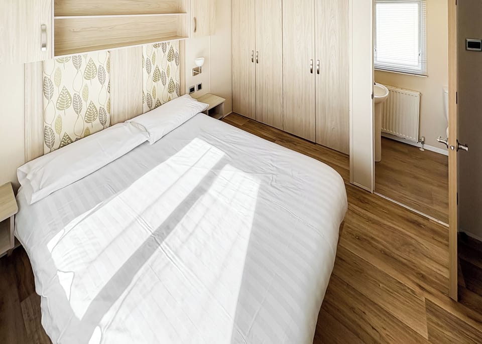 Bedroom, Bed