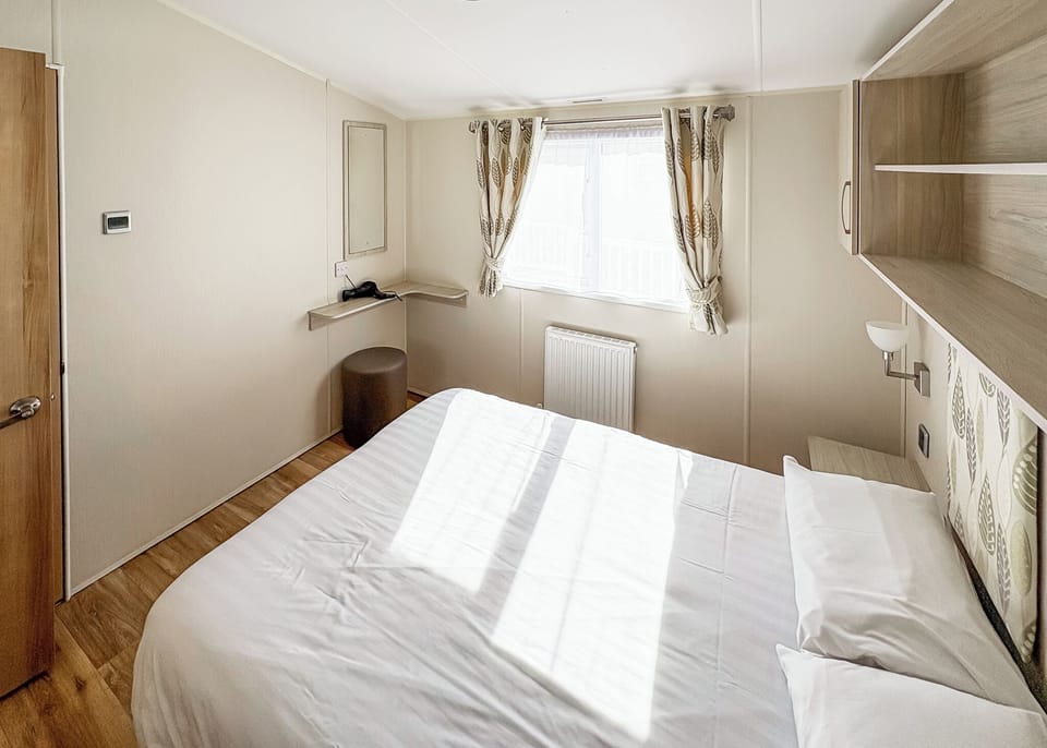 Bedroom, Bed