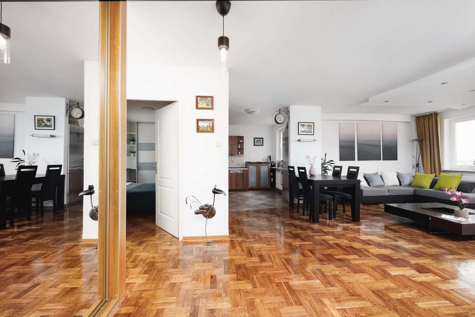 Elite Apartment | 3 bedrooms, laptop workspace, blackout drapes, iron/ironing board