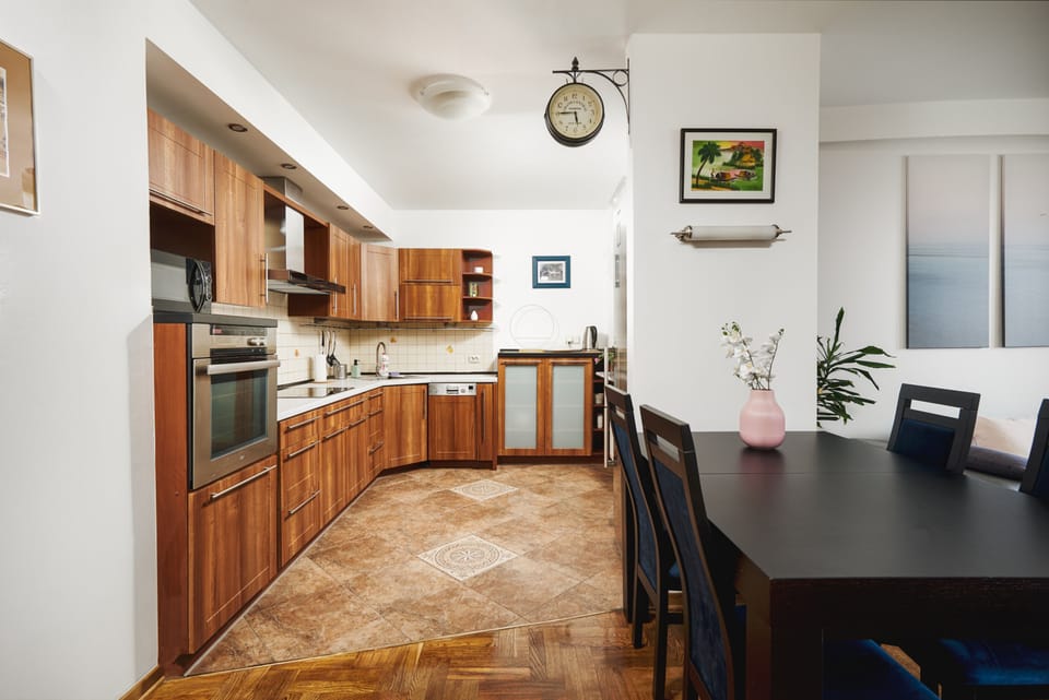 Elite Apartment | Private kitchen | Fridge, microwave, oven, stovetop