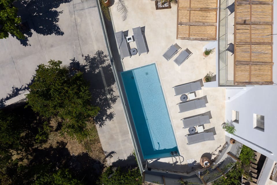 An overview of the pool terrace.