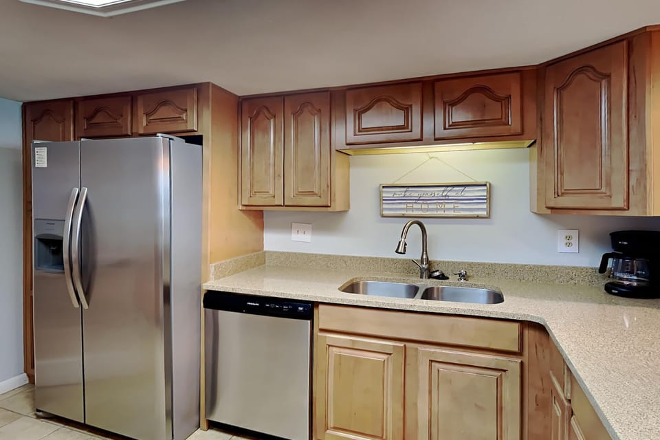 Condo, Multiple Beds, Balcony, Ocean View | Private kitchen | Fridge, microwave, oven, stovetop