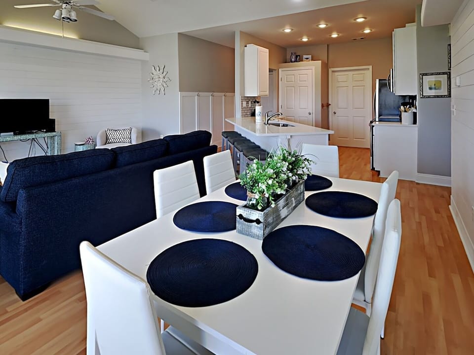 Condo, Multiple Beds, Balcony | Dining