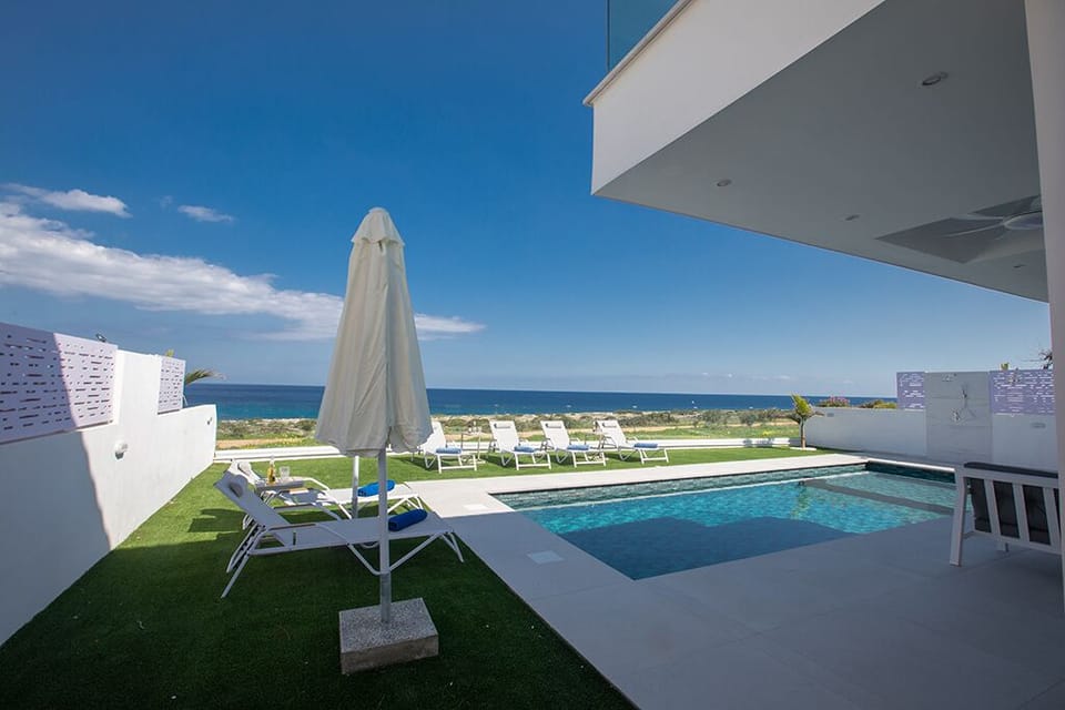 Spacious garden with barbecue,seating area,sun loungers,ping pong table and pool