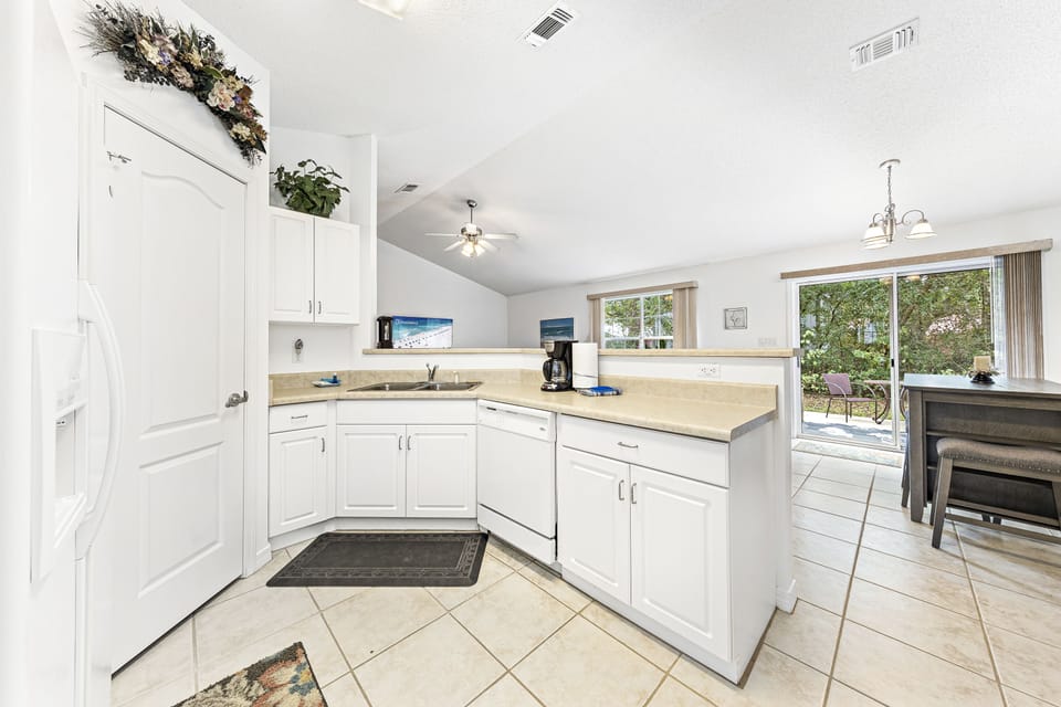Classic House, 3 Bedrooms, Patio | Private kitchen | Coffee/tea maker, fridge, microwave, oven