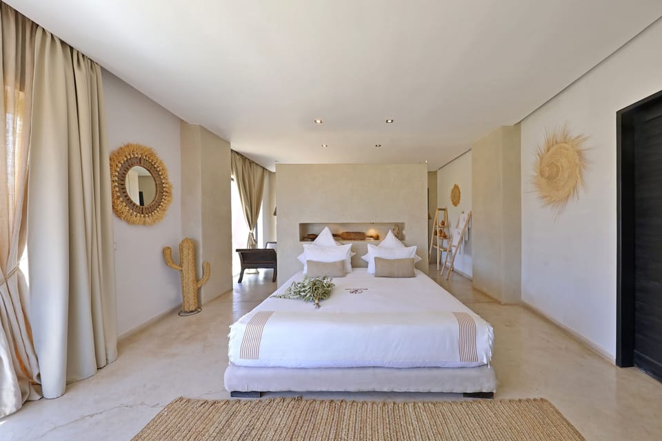 Suite Pegase | Premium bedding, individually decorated, individually furnished