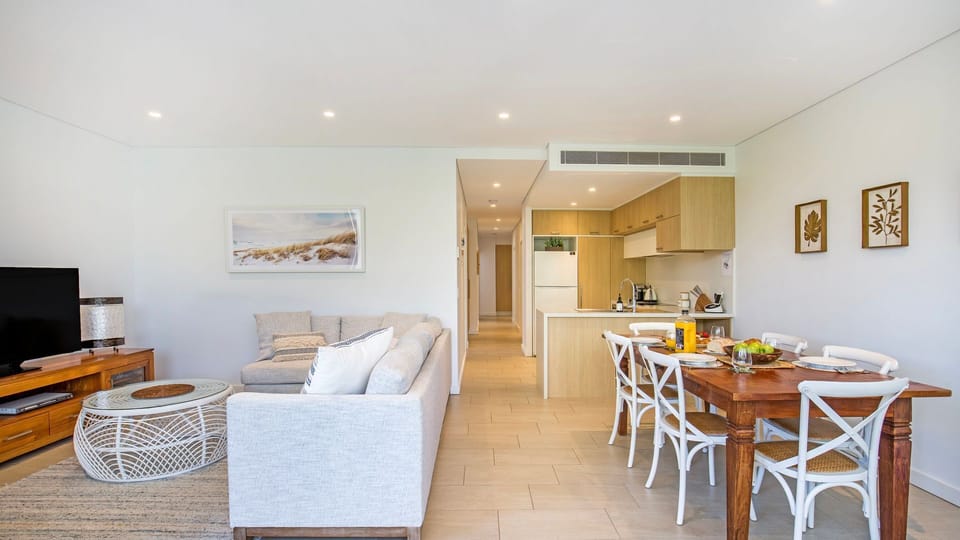 Latitude South Coast - huskisson accommodation living and dining room 