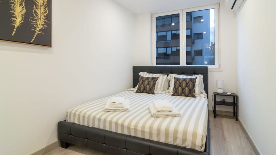 A cosy and peaceful bedroom designed for restful nights, with fresh linens and a clean, contemporary feel.
#relax #sleepwell #vacation #travel #comfort #citybreak #portugal #pt #Oeiras