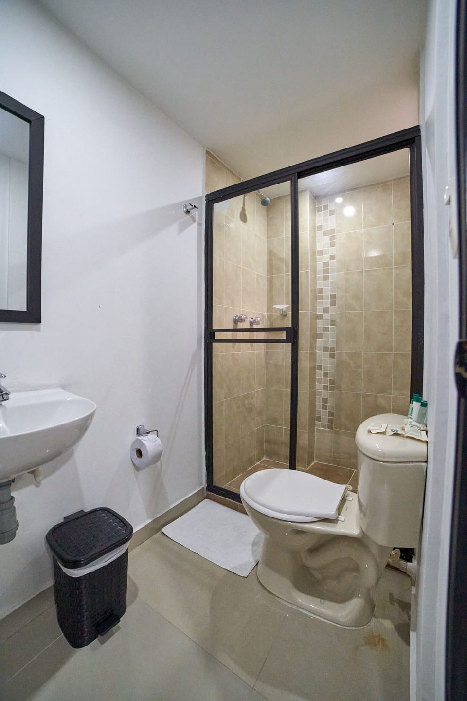 Standard Double Room | Bathroom | Shower, rainfall showerhead, free toiletries, hair dryer