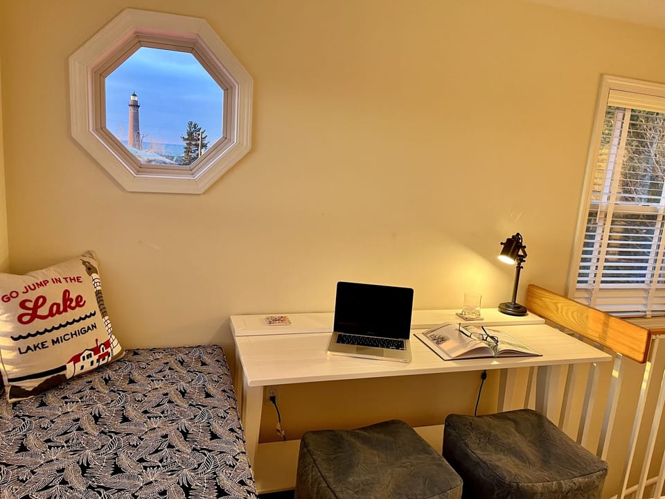 Sitting area in crow's nest