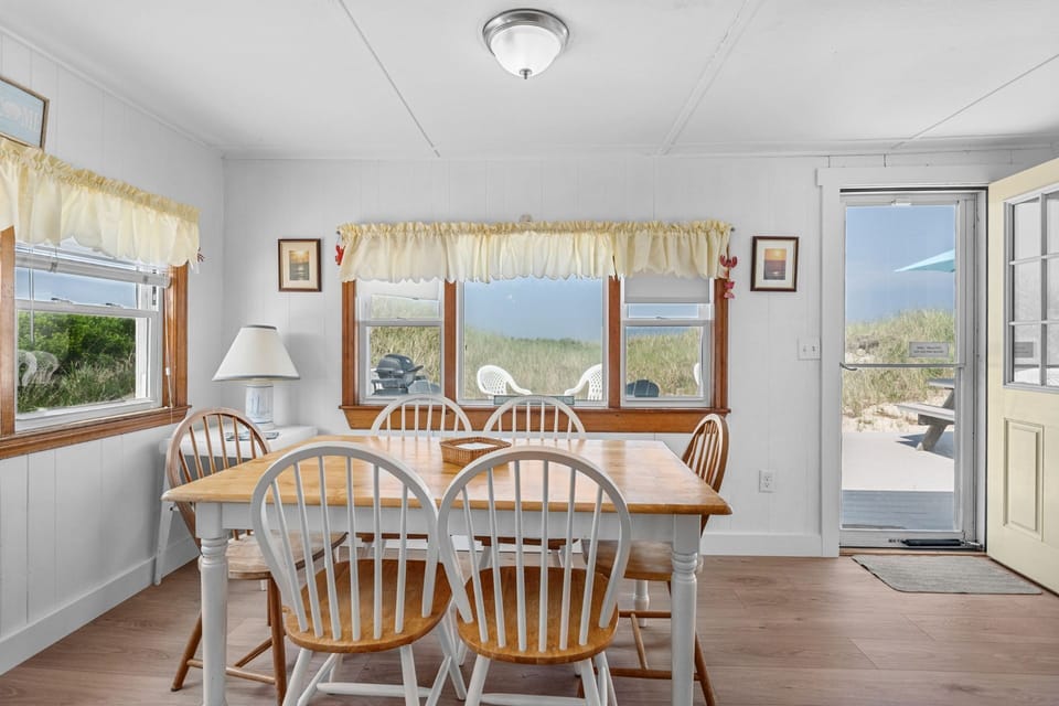 Dining area with seating for 6