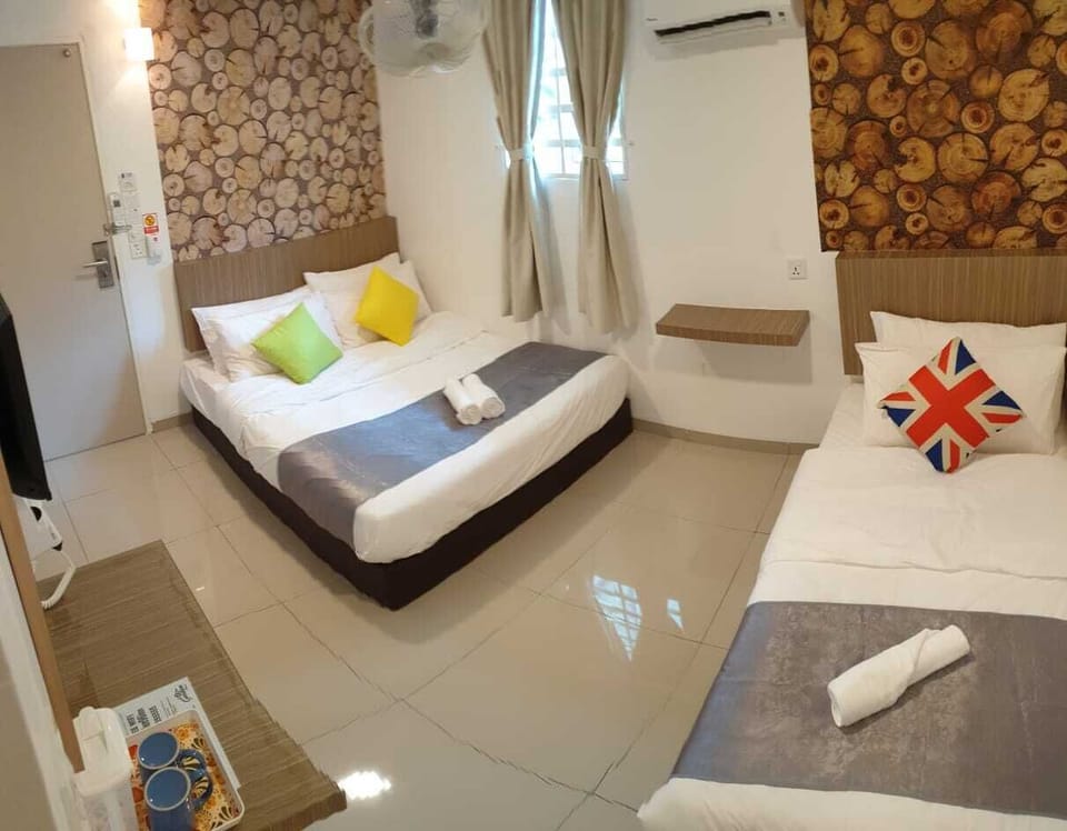 Deluxe Triple Room | Iron/ironing board (on request), WiFi (free), bed sheets