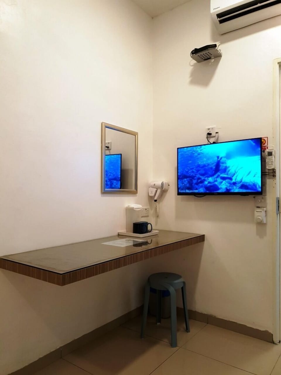 Deluxe Triple Room | Iron/ironing board (on request), WiFi (free), bed sheets