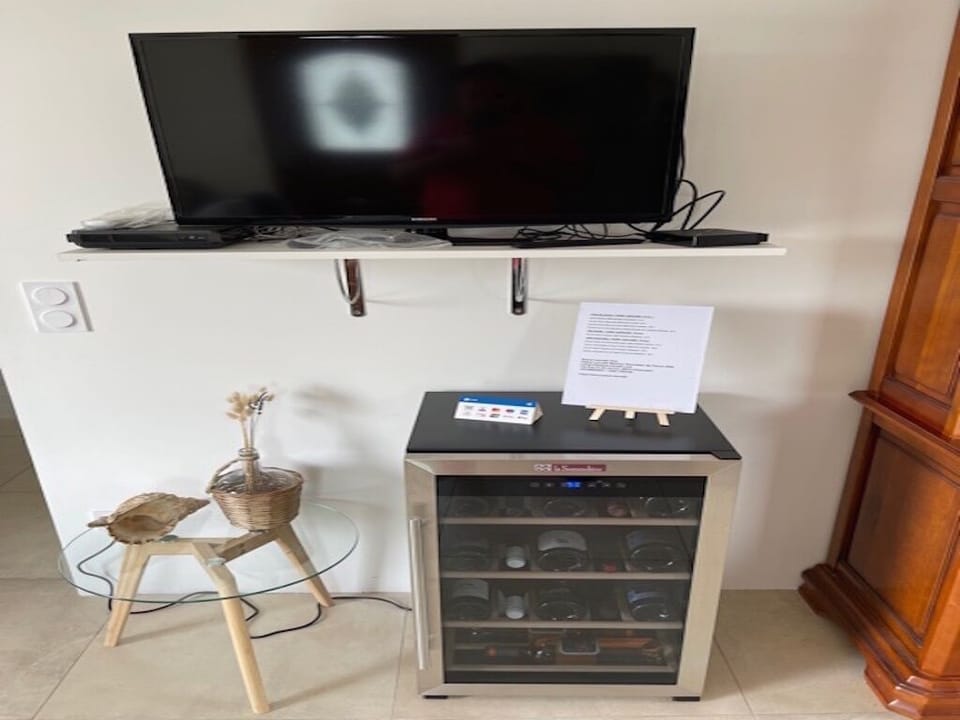 Possibilité achat de bouteilles de vin. Paiement par carte bancaire ou espèces.