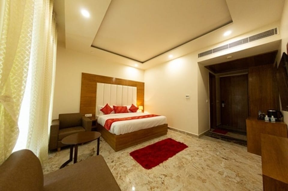 Deluxe Double Room | Desk, iron/ironing board, free WiFi, bed sheets