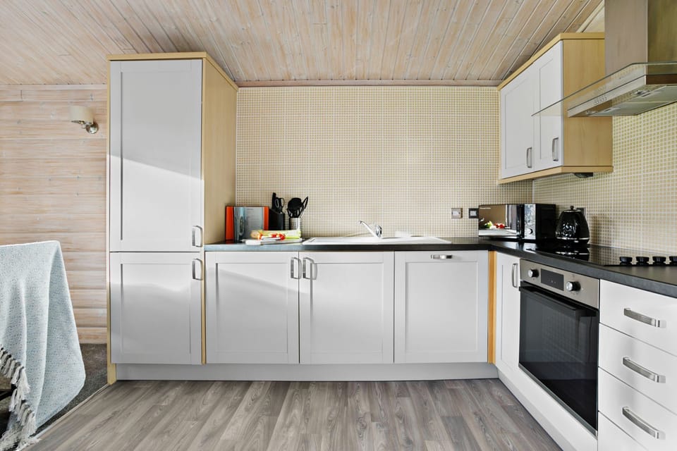Kitchen with oven, hob, kettle, microwave , toaster and dishwasher - Chestnut, 6 Fingle Glen Lodges