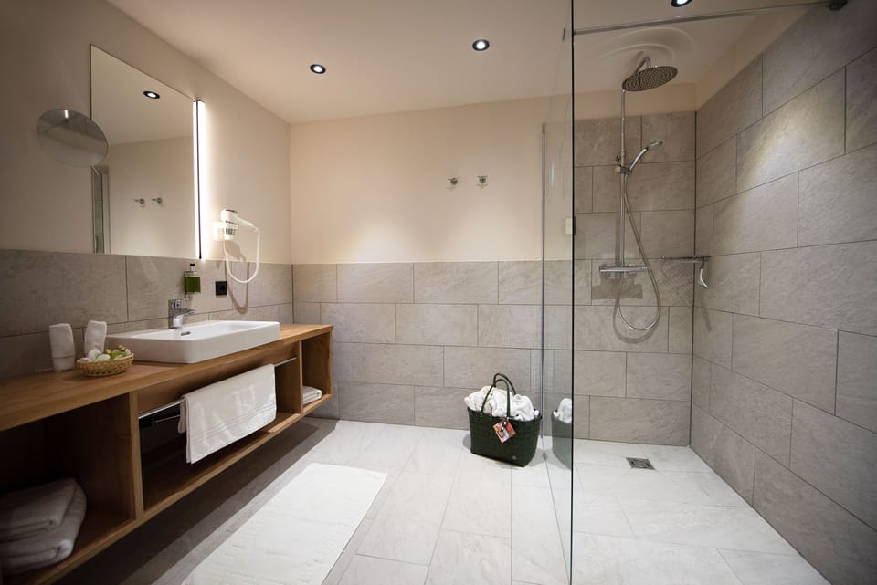 Junior Suite (Relax) | Bathroom | Free toiletries, hair dryer, bathrobes, slippers
